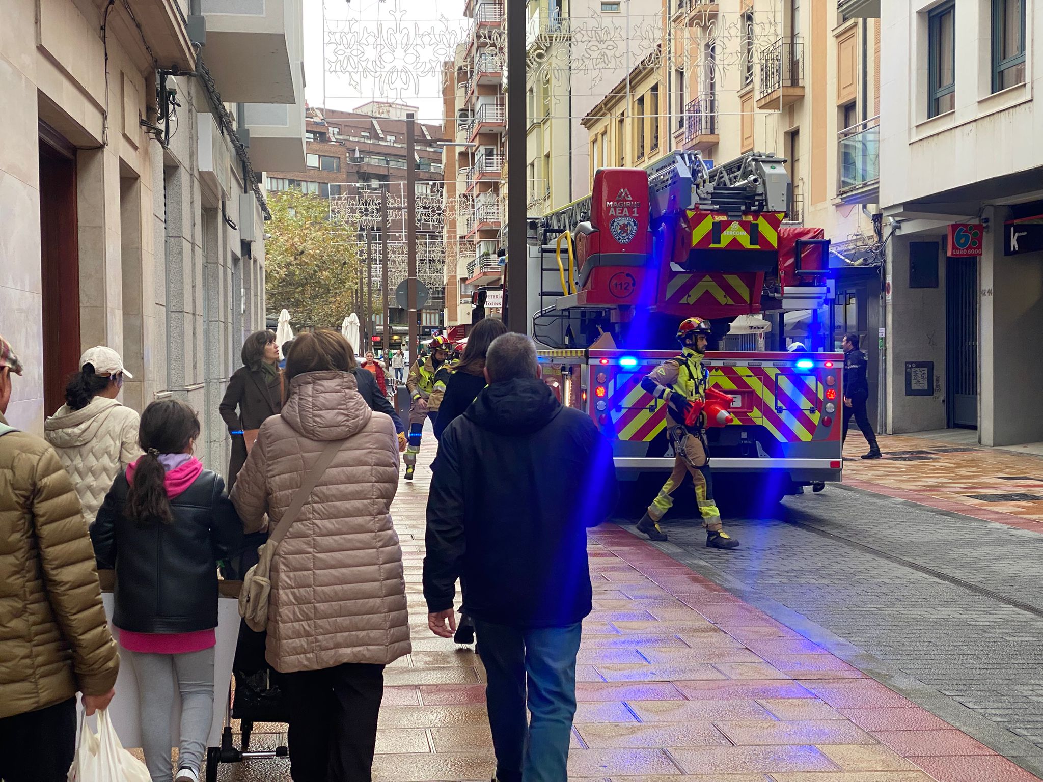 Las imágenes del desprendimiento del techo de una terraza en León