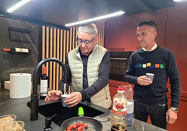 Nicolás Martínez de Muebles Nina, explicando el funcionamiento del «Grifo Mágico»