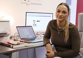 Laura González en su oficina del edificio rojo de Eras.