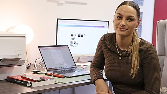 Laura González en su oficina del edificio rojo de Eras.