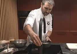 Juanjo Losada cocinando en Muebles Nina