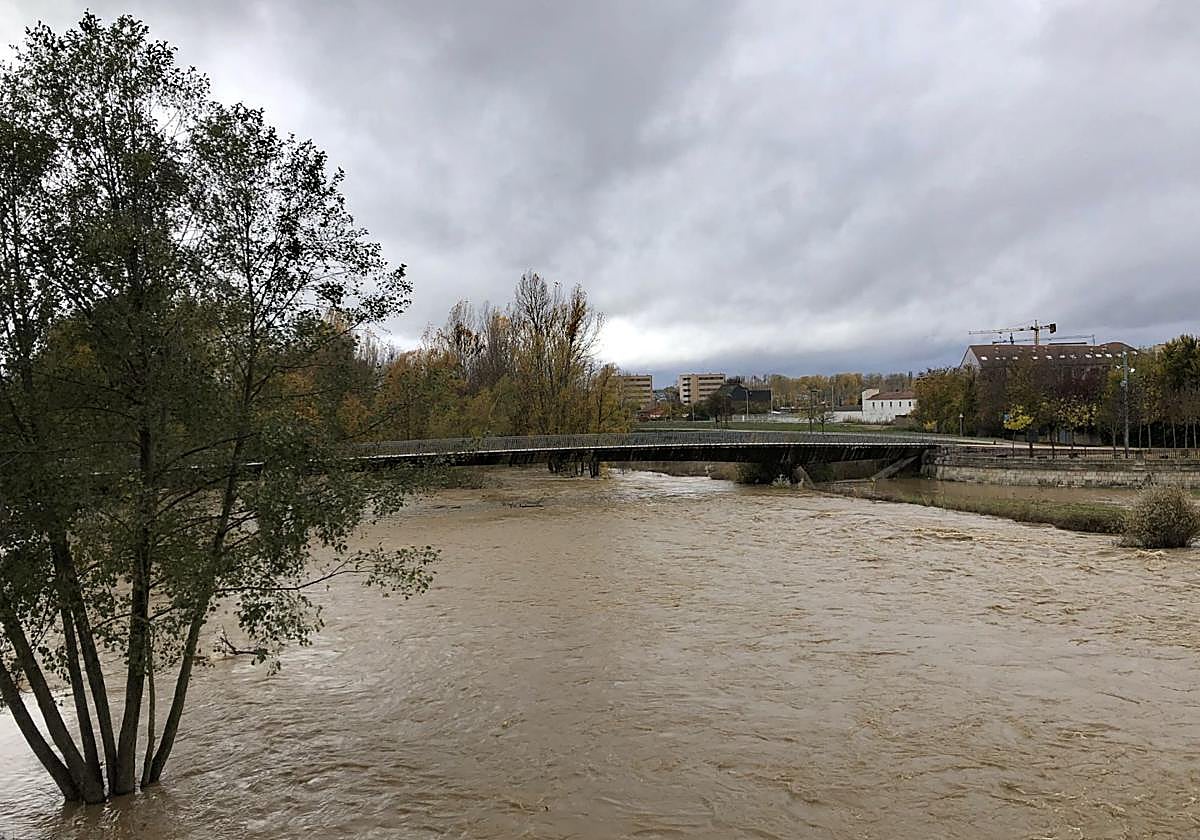 Imagen del río marrón a su paso por Puente Castro.