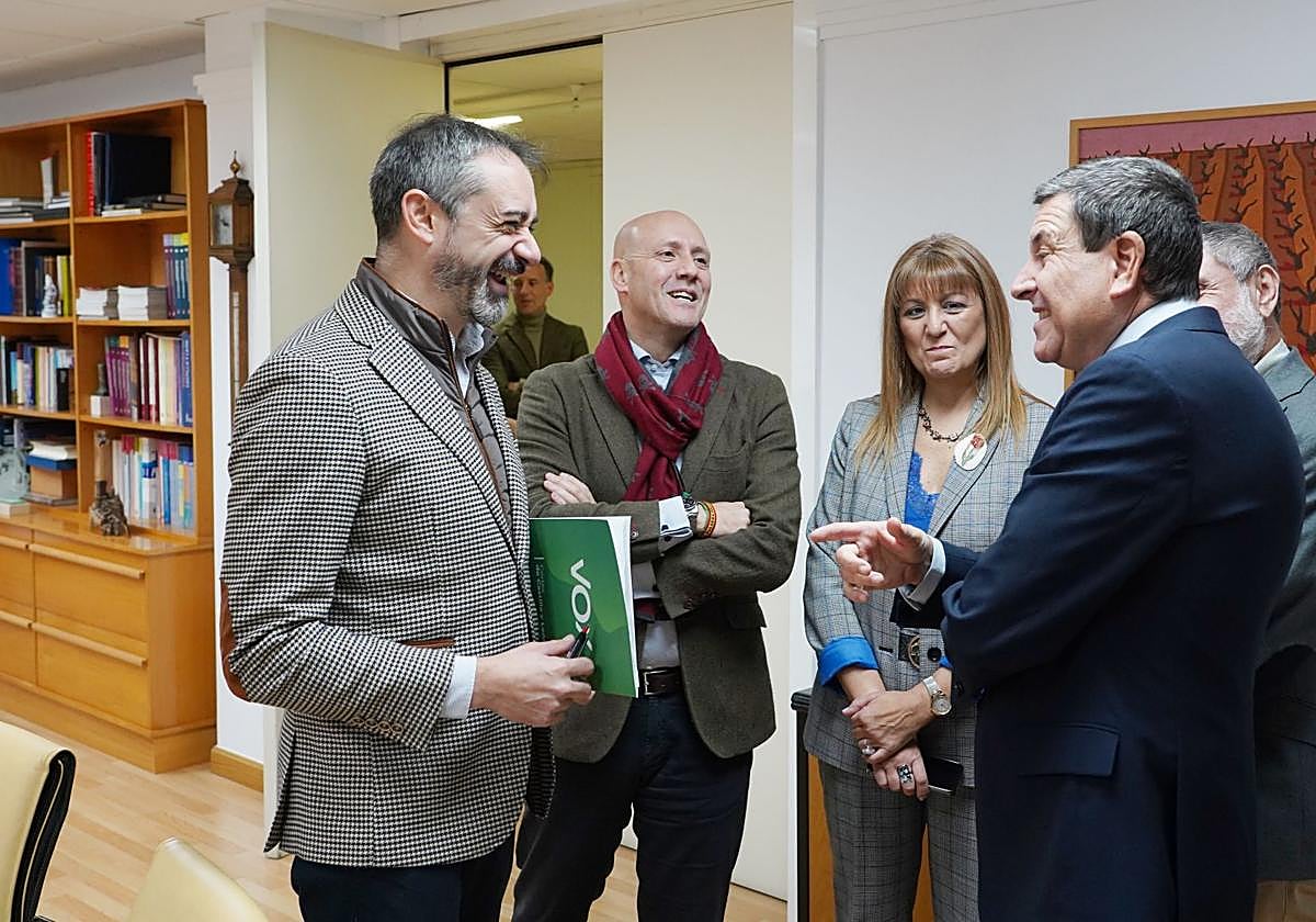 El consejero de Economía reunido con Vox.