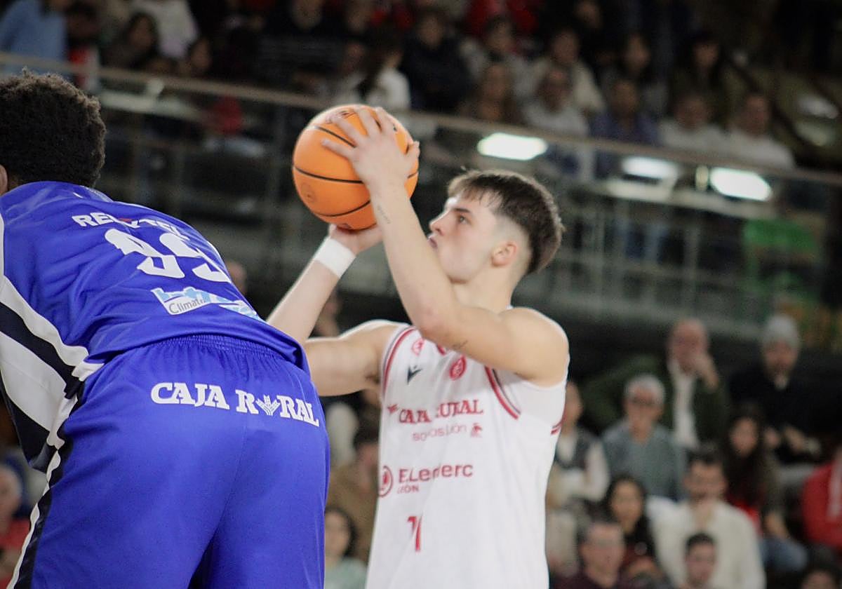 Un instante de un choque de baloncesto.