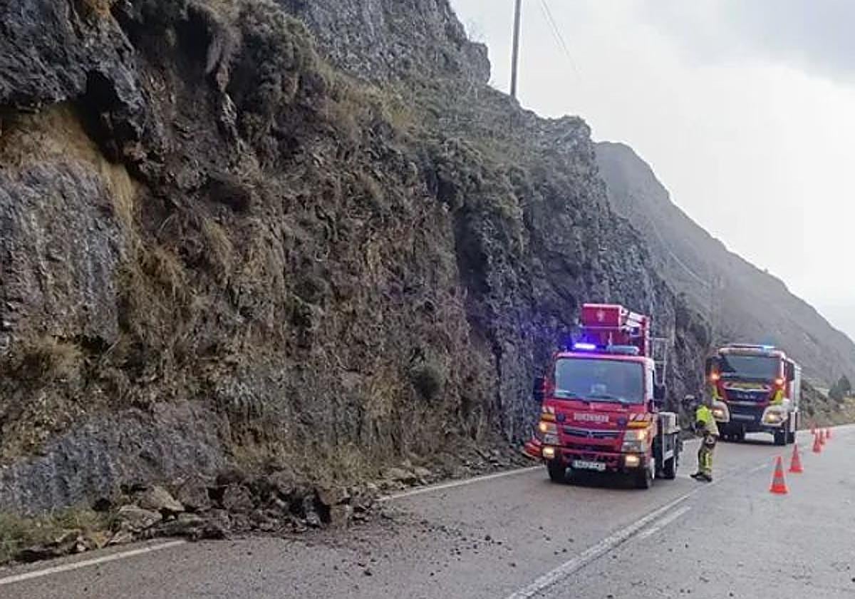 Bomberos en el lugar del desprendimiento.