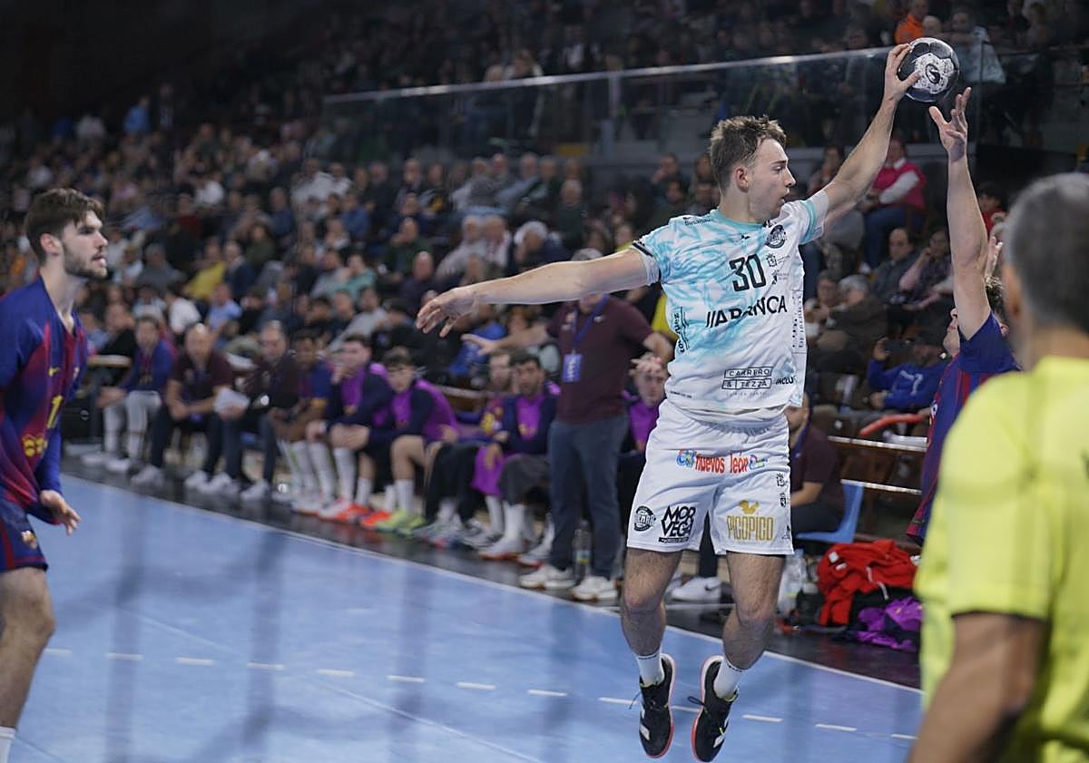 Imagen principal - Diez minutos de revuelta y una escabechina en defensa