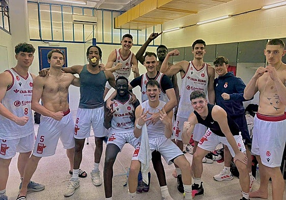 Los jugadores de la Cultural celebran el triunfo.