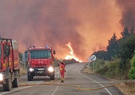 Bomberos trabajan en uno de los incendios de este verano en León.