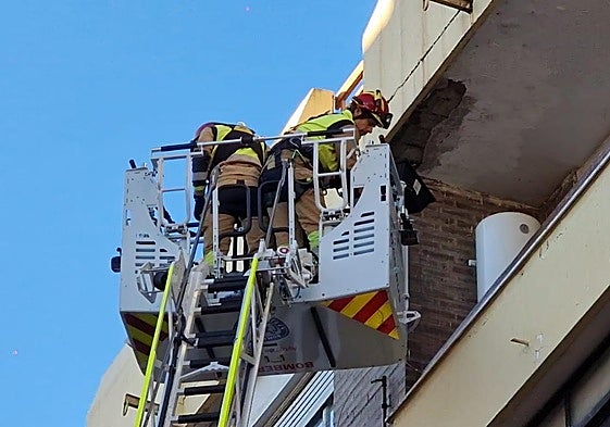 Actuación de los bomberos en la calle Batalla de Clavijo.