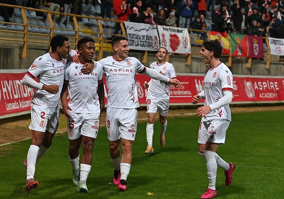 Los jugadores de la Cultural celebran el 1-0 de Ribeiro.