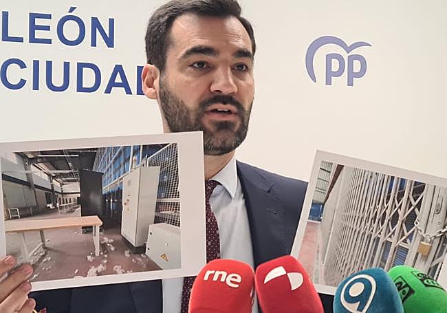 El portavoz municipal exhíbe las imágenes.