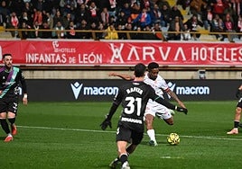 Ribeiro remata ante la defensa malaguista en el Reino de León.