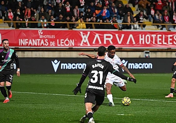 Ribeiro remata ante la defensa malaguista en el Reino de León.