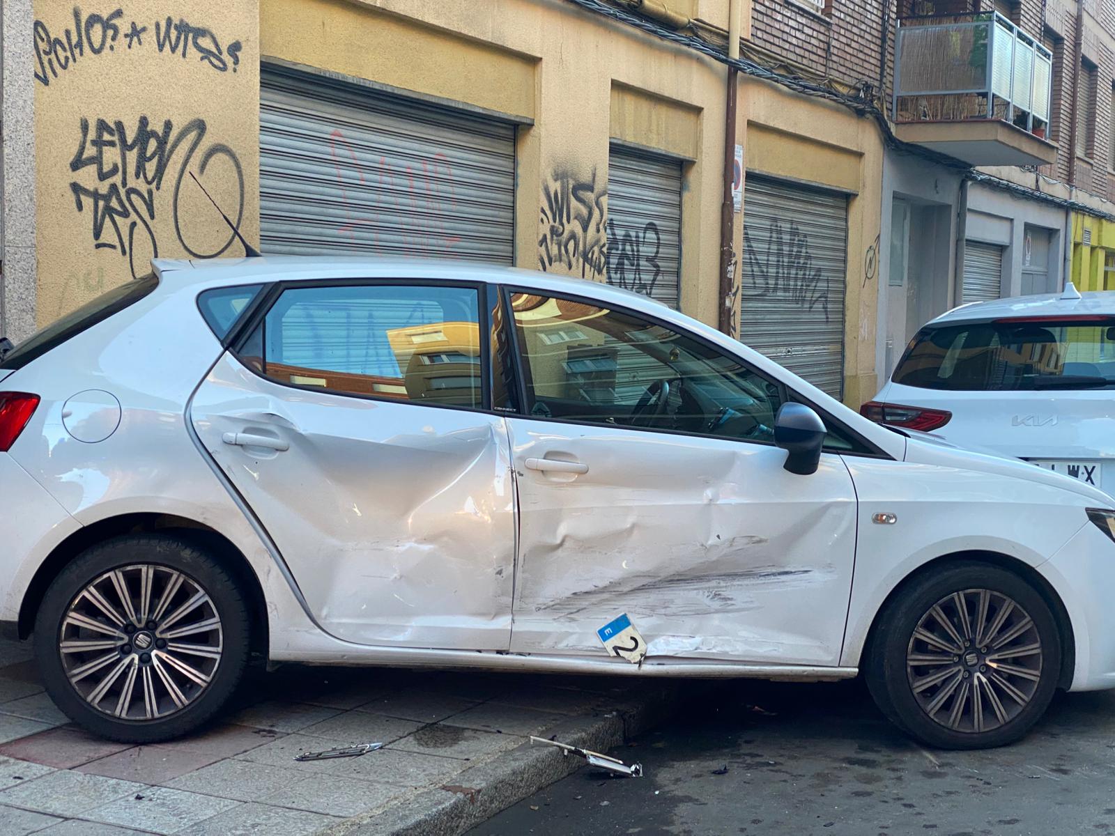 Imagen principal - Los coches implicados en el suceso y la Policía Local de León. 