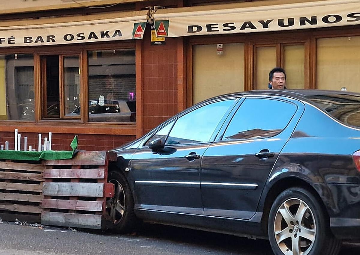 Imagen secundaria 1 - Los coches implicados en el suceso y la Policía Local de León. 