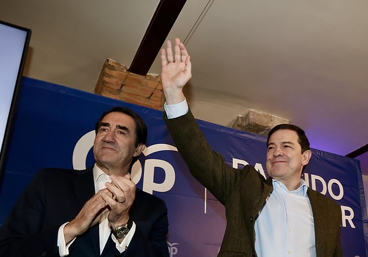 El presidente del PPCyL, Alfonso Fernándesz Mañueco clausura la Junta Directiva del Partido Popular de León, acompañado por el presidente de la gestora en la provincia, Juan Carlos Suárez Quiñones.