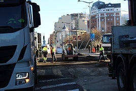 El Puente de los Leones, lleno de máquinas y trabajadores.