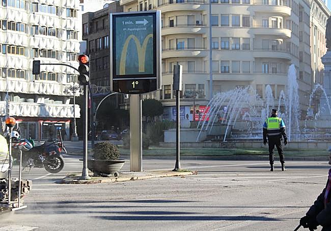 Un agente de Policía Local de León regula el tráfico en la plaza de Guzmán El Bueno de León.