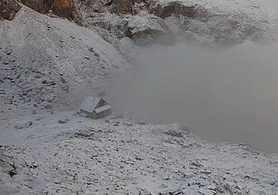 La nieve ya se deja ver en el refugio Collado Jermoso de Picos de Europa.