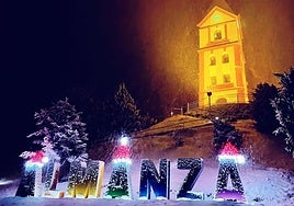 La nieve de las pasadas navidades sobre la decoración de Almanza.