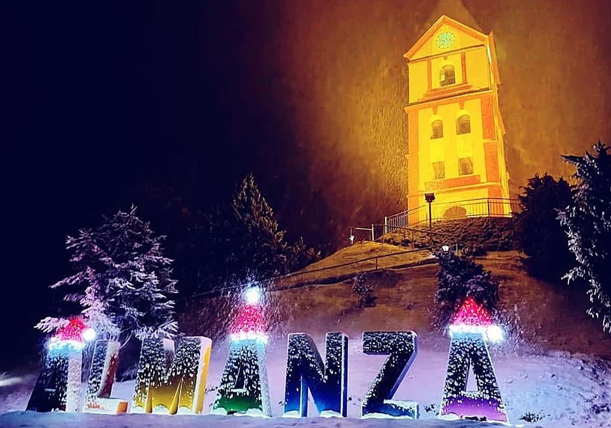La nieve de las pasadas navidades sobre la decoración de Almanza.