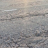 Baches en la N-630 en el tramo situado al sur de la provincia de Léon en una imagen de archivo.