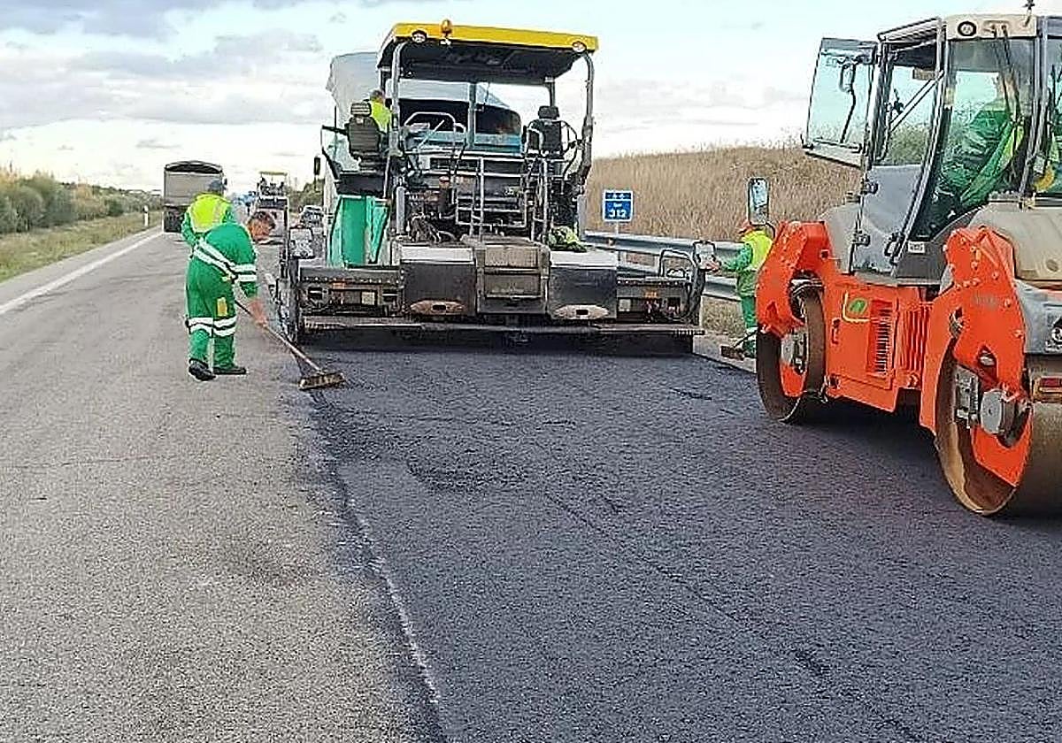 Imagen de obras de asfaltado en una autovía.