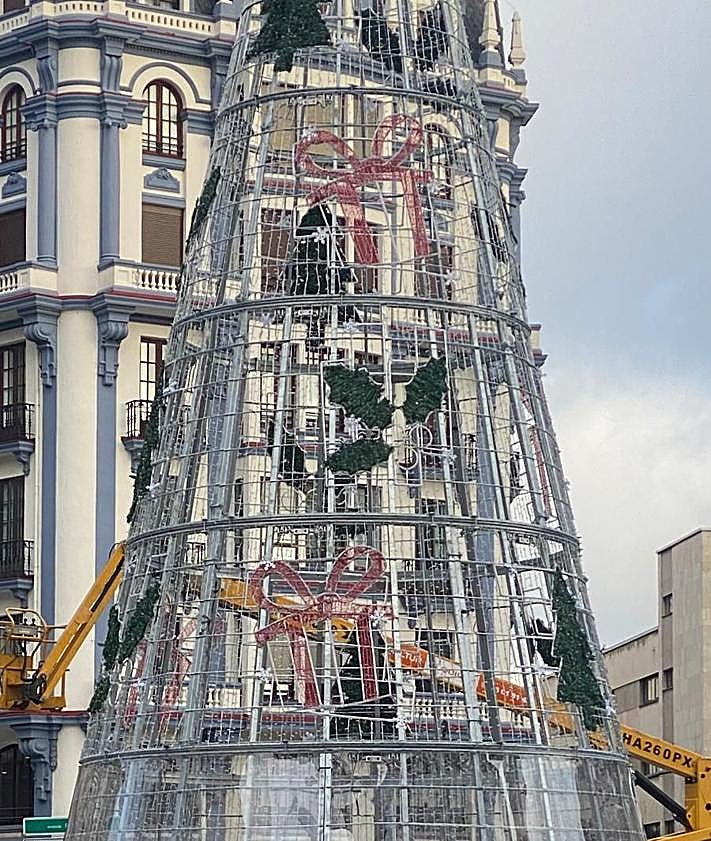 Imagen secundaria 2 - La navidad crece en León en forma de árbol de luz