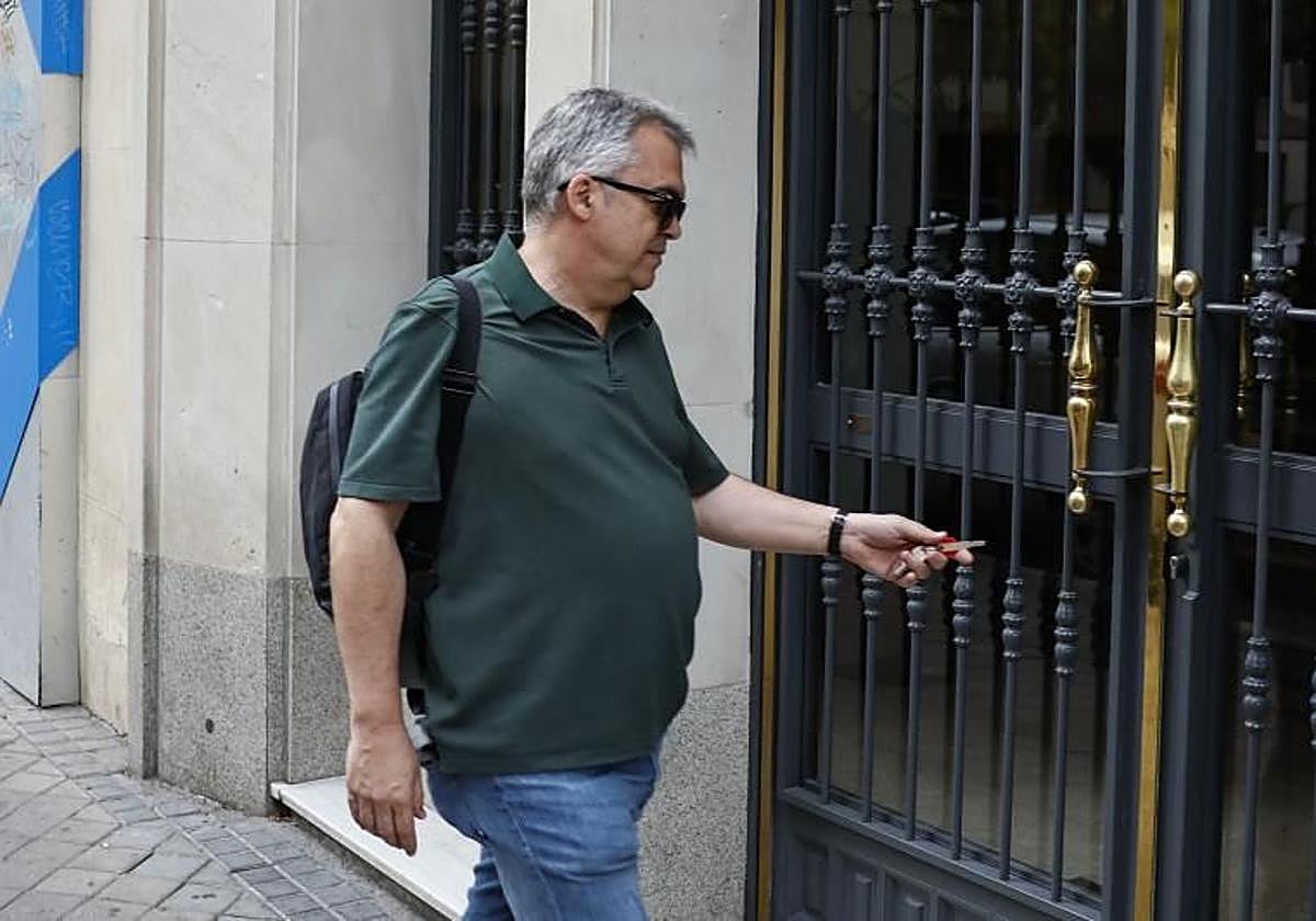 El exsecretario de Organización del PSOE, Santos Cerdán, a su entrada a su domicilio en junio.