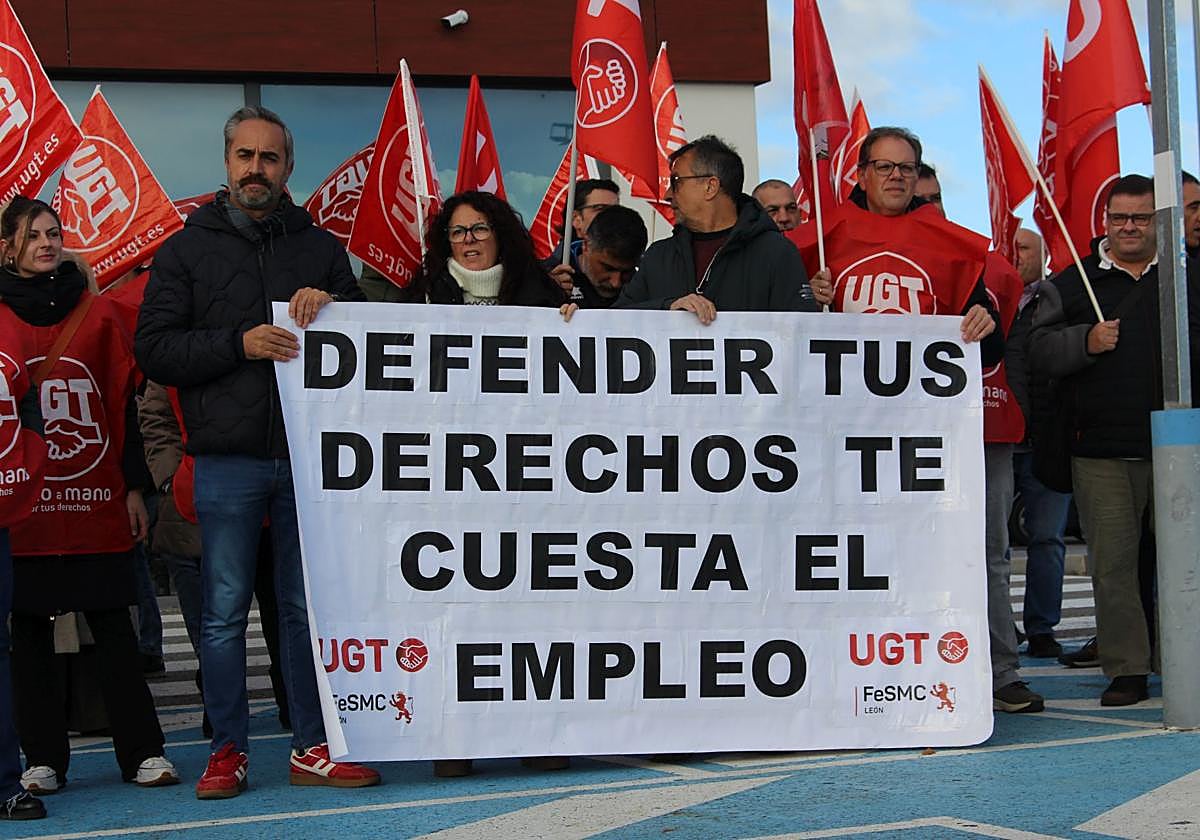 Trabajadores de Decathlon y afiliados a UGT, piden la readmisión de sus compañeros frente a la tienda de Decathlon en León.