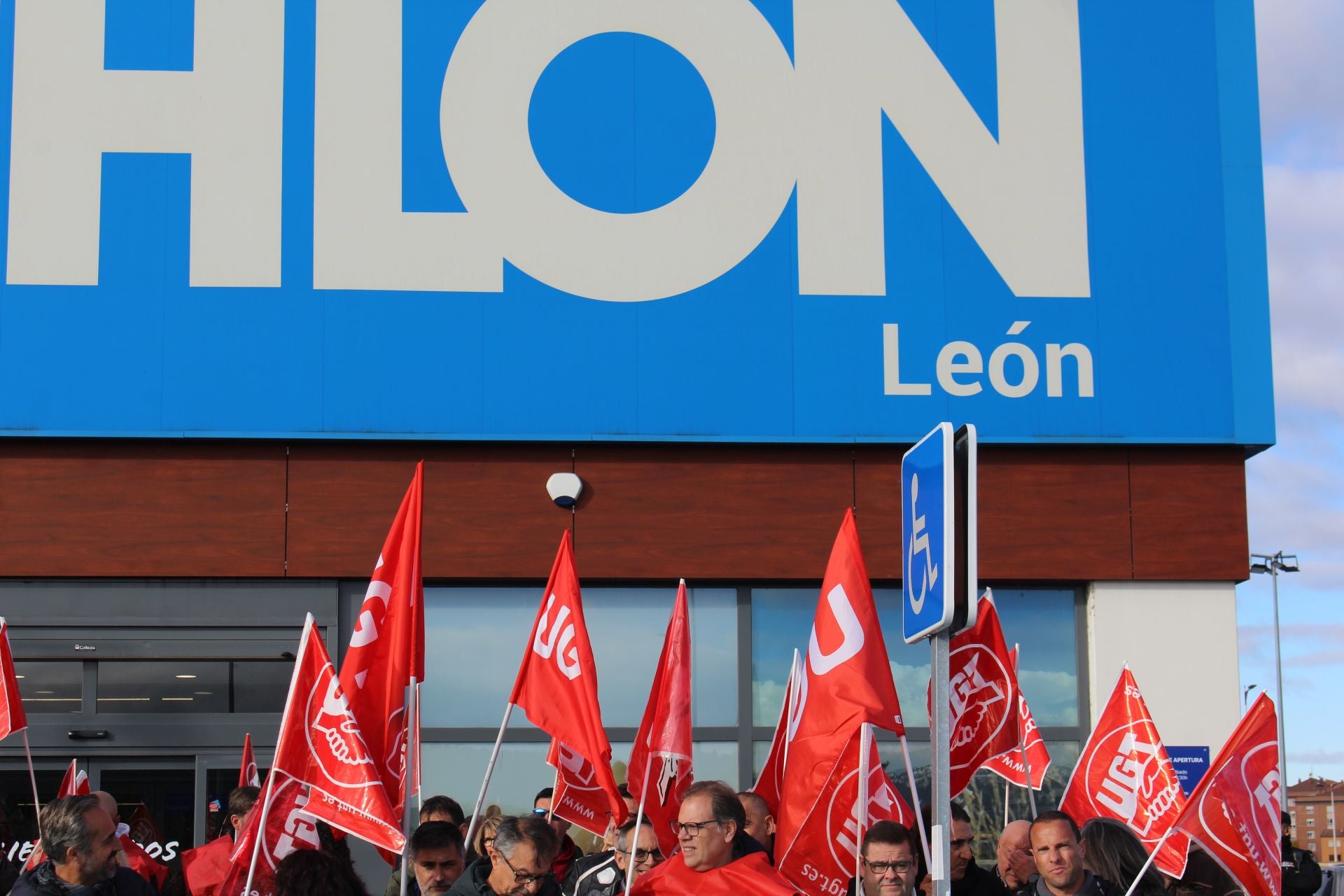 Protesta de trabajadores de Decathlon en León