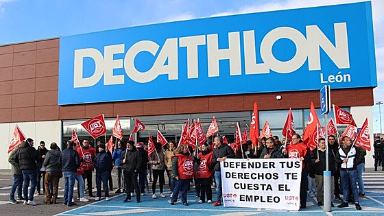 Protesta de trabajadores de Decathlon en León