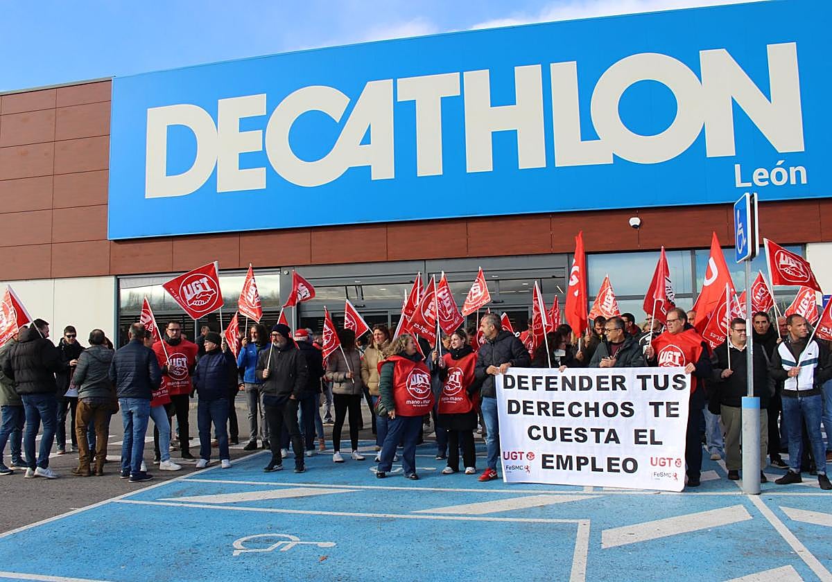 Protesta de trabajadores de Decathlon en León