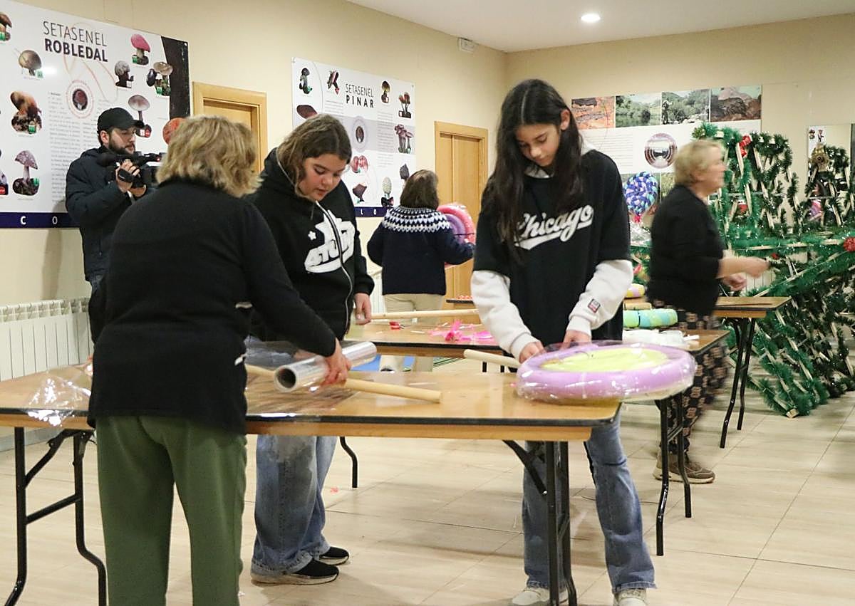 Imagen secundaria 1 - Nuevas decoraciones y vecinos de Almanza trabajando en la casa de la cultura. 