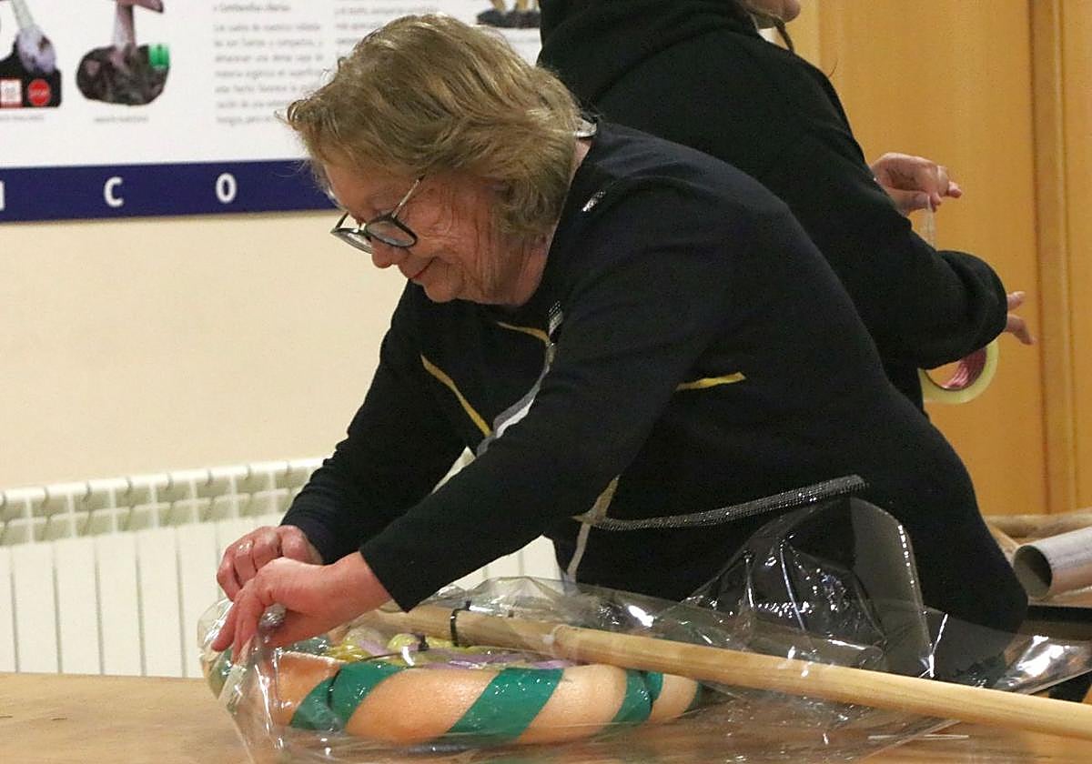 Una de las vecinas de Almanza arregla las piruletas del año pasado.