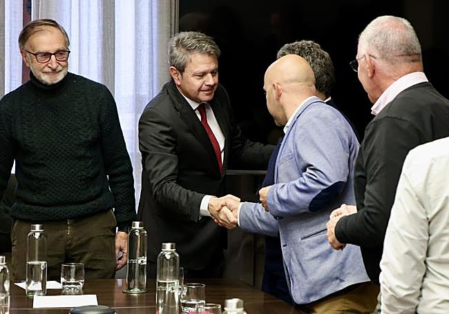 Santano junto a los alcaldes de la línea de Feve.