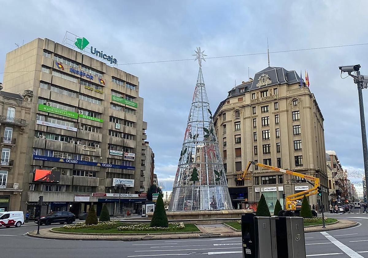 Imagen principal - La navidad crece en León en forma de árbol de luz