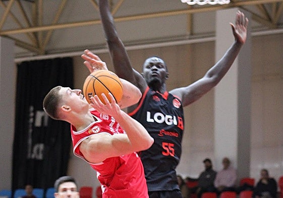 Una jugada del partido de Copa de España entre Logrobasket y Cultural.