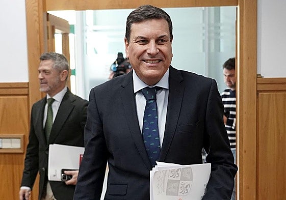 El consejero de Economía y Hacienda y portavoz de la Junta, Carlos Fernández Carriedo, comparece en la rueda de prensa posterior al Consejo de Gobierno.