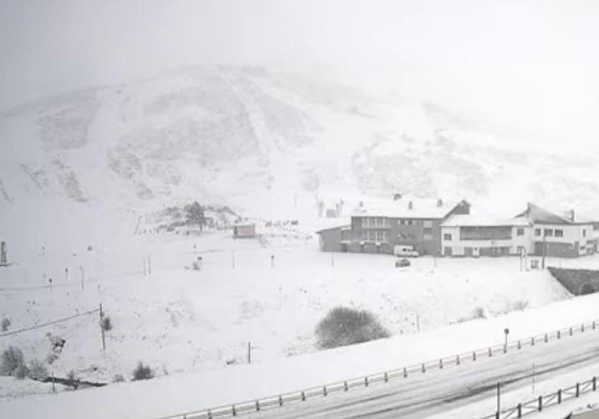 La nieve cubre la estación de esquí de San Isidro.