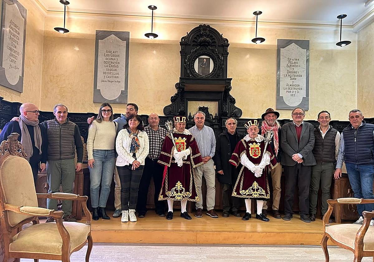 Imagen principal - Astorga homenajea a sus dos maceros con 30 años de experiencia: Victorino y Pedro