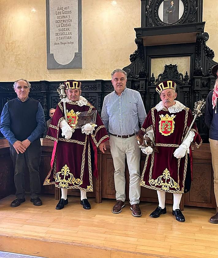 Imagen secundaria 2 - Astorga homenajea a sus dos maceros con 30 años de experiencia: Victorino y Pedro