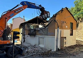 Demolición de una vivienda en Las Cercas.