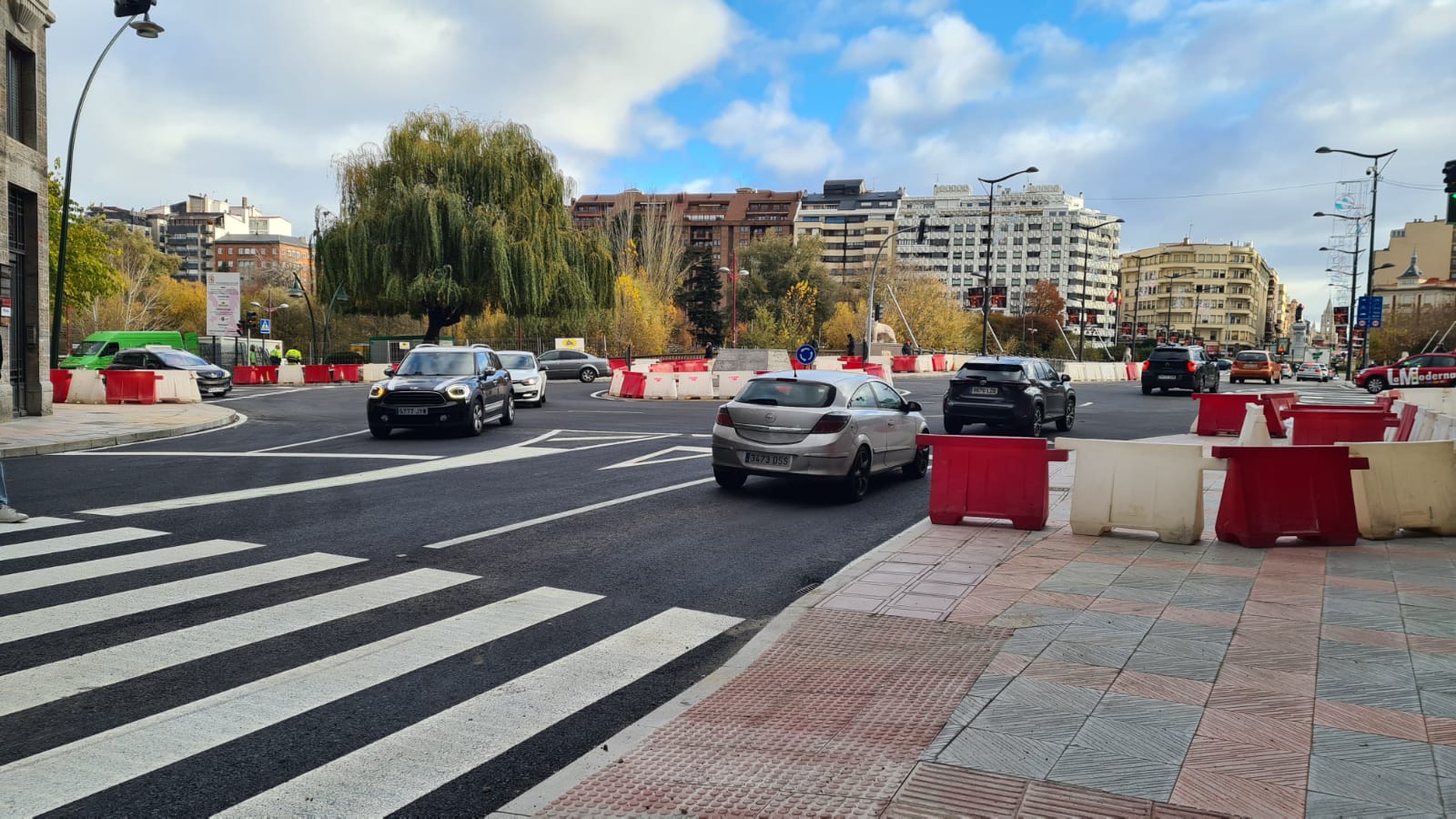 Tráfico en la nueva rotonda del puente de los Leones