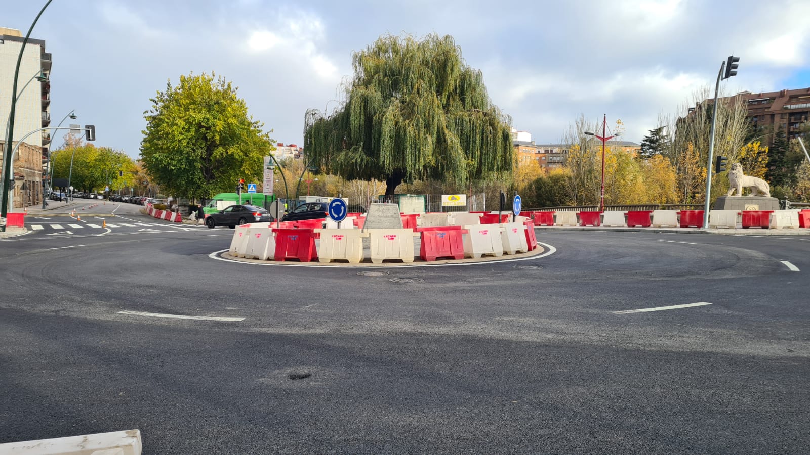 Tráfico en la nueva rotonda del puente de los Leones
