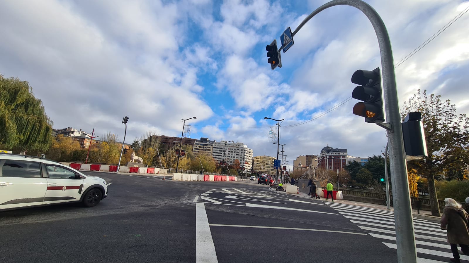 Tráfico en la nueva rotonda del puente de los Leones