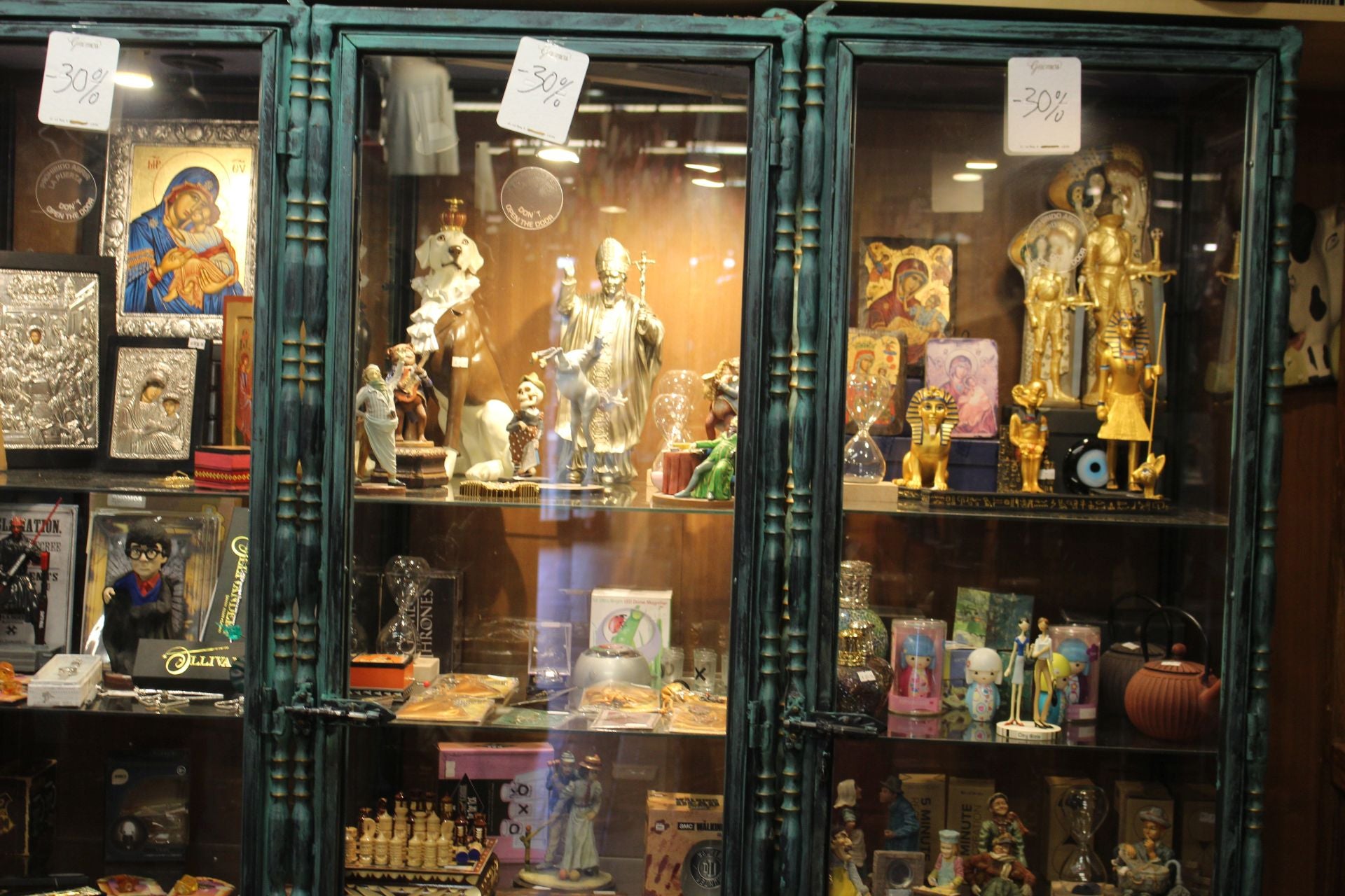 Las imágenes de Gnomos, la tienda que cierra en León tras 41 años