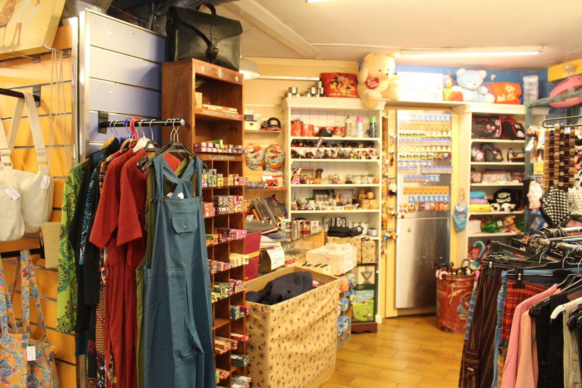 Las imágenes de Gnomos, la tienda que cierra en León tras 41 años