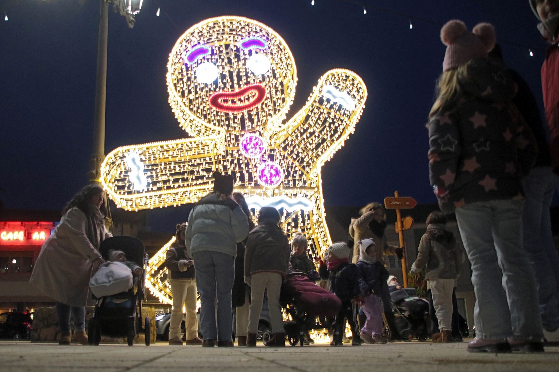 Así ha sido el encendido del pueblo europeo de la Navidad