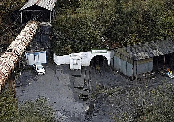 Vista de la bocamina de la explotación de Vega de Rengos, en Cangas del Narcea, este sábado.